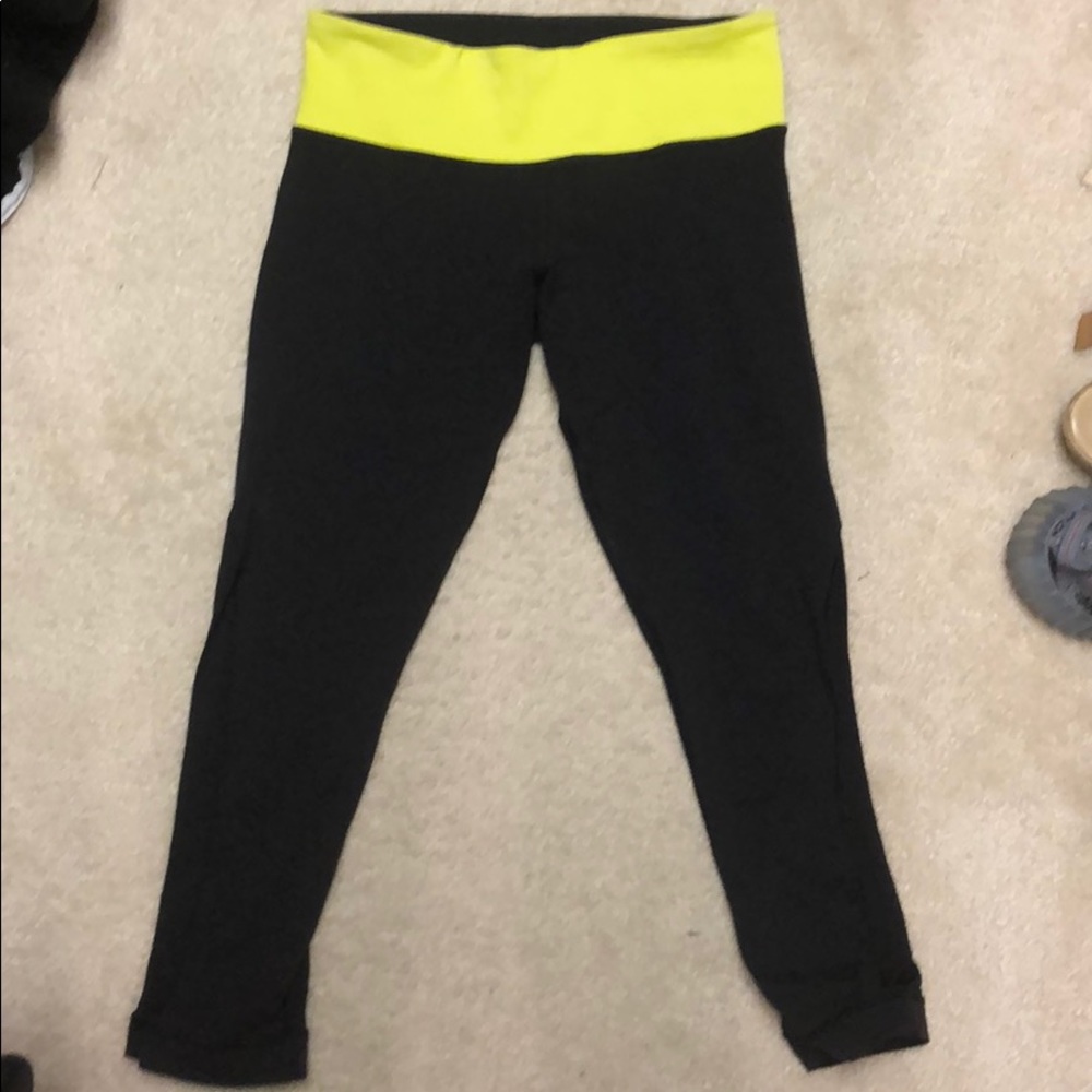 Lululemon Capri black leggings with mesh size 4